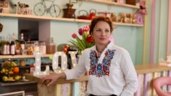 Катерина Галушко, українська біженка, вдова українського військового, у кафе-кондитерській, яке вона відкрила в Намюрі (Бельгія)