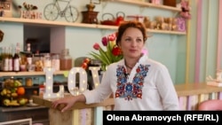 Катерина Галушко, українська біженка, вдова українського військового, у кафе-кондитерській, яке вона відкрила в Намюрі (Бельгія)