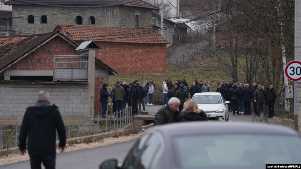 Njerëz të mbledhur për funeralin e tre të miturve që humbën jetën nga shembja e një objekti të vjetër të pabanuar.