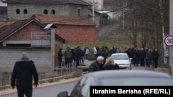 Njerëz të mbledhur për funeralin e tre të miturve që humbën jetën nga shembja e një objekti të vjetër të pabanuar.