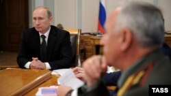 Володимир Путін (л) головує на протитерористичній нараді російських силовиків 16 жовтня 2012 року