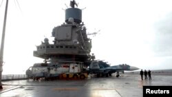 Сирияның Тартус портында тұрған Ресейдің "Адмирал Кузнецов" әскери кемесі. 