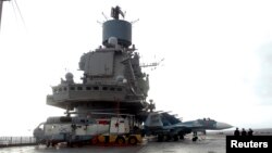 Российский авианосец "Адмирал Кузнецов" на базе в Тартусе