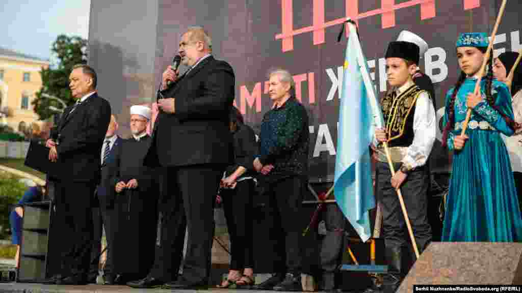 Глава Меджлиса крымскотатарского народа, народный депутат Украины Рефат Чубаров выступил со сцены