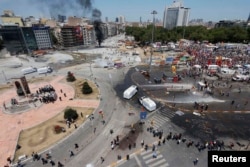 Poliţia turcă împrăştiind manifestanţii din piaţa Taksim, 11 iunie 2013