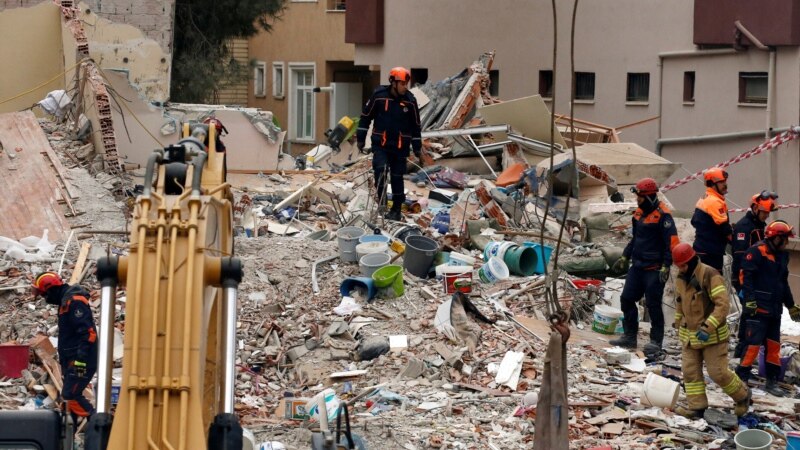 Бројот на жртви од уривањето на зграда во Истанбул се зголеми на 17