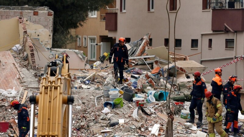 Расте бројот на загинати од уривањето на зградата во Истанбул 