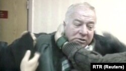 Sergei Skripal la reținerea sa de către britanici