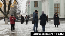 Залізничний вокзал Донецька – сюди приходять, щоб зідзвонитися з рідними