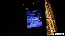 Фасадата на централата на Европейската централна банка (ЕЦБ) е осветена по време на репетиция за церемонията по повод присъединяването на България към еврозоната на 1 януари, Франкфурт, Германия, 30 декември 2025 г.