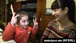 Преподаватель английского языка Вардуи Абрамян с дочерью Ланой
