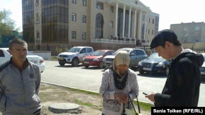 Жалаңаш жас бөкселер