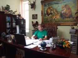 Олег Зубков у себя в кабинете