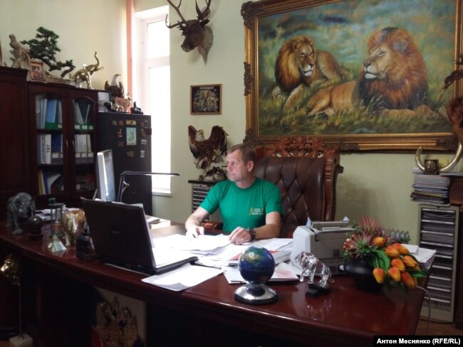 Олег Зубков у себя в кабинете