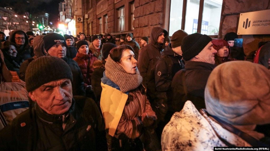 Деякі учасники тримали в руках плакати з написом «Венедиктова та Бабіков, пензлюйте з ДБР»