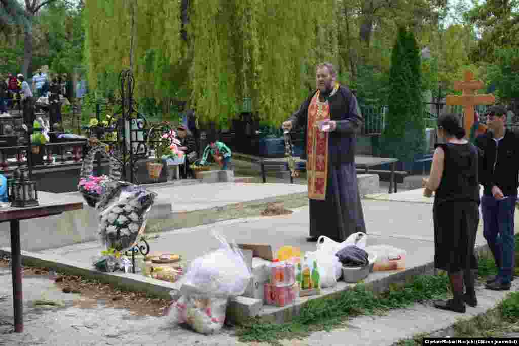 7. În cimitir preoții au cântat piese pascale și au sfințit mormintele, mâncărurile și băuturile aduse. (Foto: Ciprian-Rafael Raețchi)