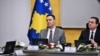 Prvi zamjenik premijera i vršilac dužnosti ministra inostranih poslova, Glauk Konjufca, pored vršioca dužnosti premijera, Aljbina Kurtija, tokom sastanka Vlade Kosova, februar 2026.