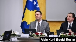 Zëvendëskryeministri Konjufca dhe kryeministri Kurti, në një mbledhje të Qeverisë së Kosovës.