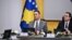 Prvi zamjenik premijera i vršilac dužnosti ministra inostranih poslova, Glauk Konjufca, pored vršioca dužnosti premijera, Aljbina Kurtija, tokom sastanka Vlade Kosova, februar 2026.