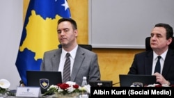 Zëvendëskryeministri i parë dhe ministri Jashtëm në detyrë, Glauk Konjufca, pranë kryeministrit në detyrë, Albin Kurti, gjatë një mbledhjeje të Qeverisë së Kosovës, shkurt 2026.