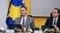 Zëvendëskryeministri i parë dhe ministri Jashtëm në detyrë, Glauk Konjufca, pranë kryeministrit në detyrë, Albin Kurti, gjatë një mbledhjeje të Qeverisë së Kosovës, shkurt 2026.