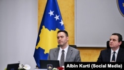Zamjenik premijera Konjufca i premijer Kurti na sastanku Vlade Kosova.
