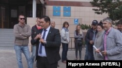 Владельцы планируемых к сносу торговых точек и их адвокат Бакытжан Базарбек перед зданием суда. Петропавловск, 6 сентября 2018 года. 