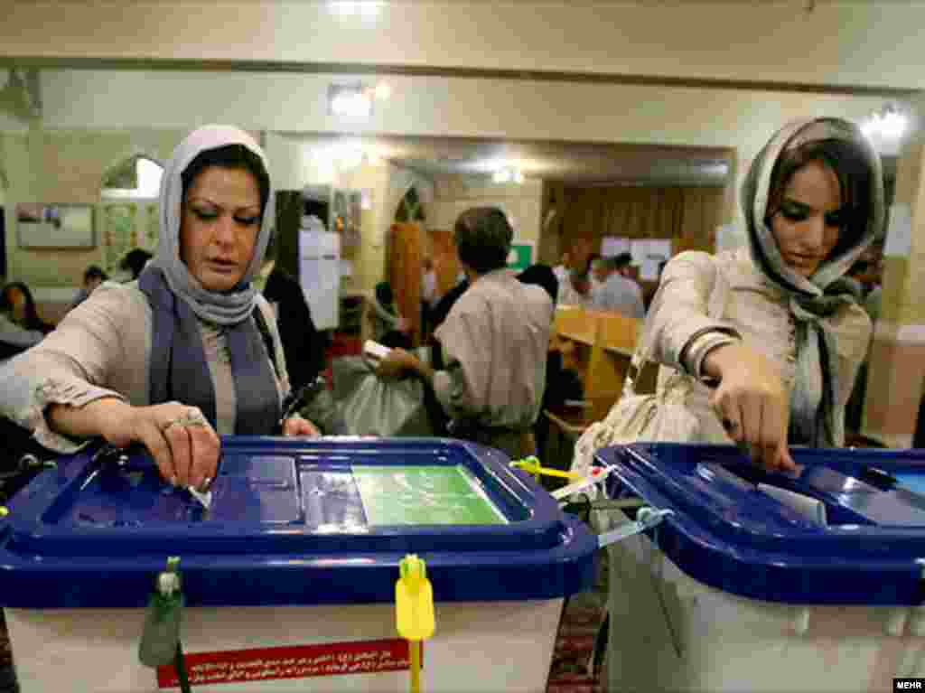 12 qershor '09 - Në Iran mbahen votimet për zgjedhjet presidenciale, që mund ta përcaktojnë tonin e marrëdhënieve të vendit me Perëndimin e shqetësuar për ambiciet bërthamore të Teheranit. Në garë janë katër kandidatë, përfshirë presidentin aktual, Mahmud Ahmadinexhad. 