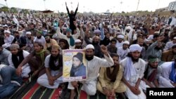 Radikal yslamçylar parlament binasynyň öňünde oturyp protest geçirýärler, Yslamabat, 29-njy mart, 2016 
