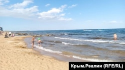 Пустынный феодосийский пляж, вторая половина июля 2026 года