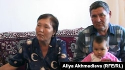Алтын Оспаналиева с мужем и внуком. Алматинская область, поселок Кызылагаш, 12 октября 2012 года.