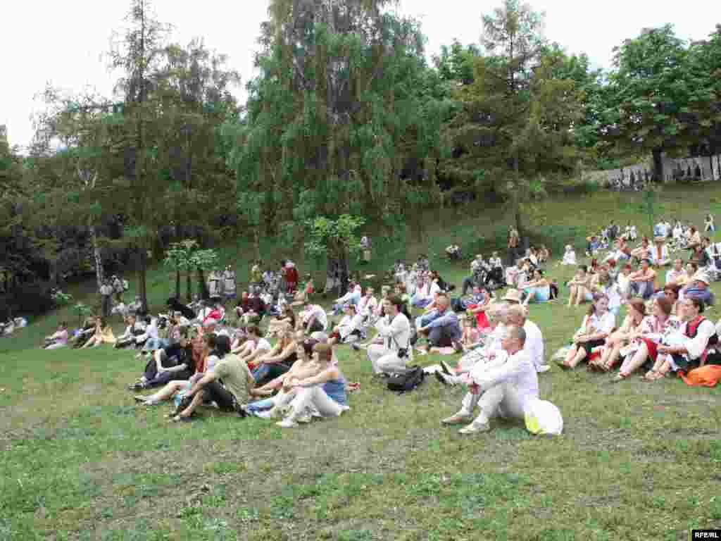 Весь день можна просто сидіти на траві, насолоджуватися літнім сонцем та народною музикою у виконанні етно-колективів з усіх регіонів України.