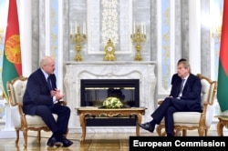 Президент Білорусі Олександр Лукашенко (ліворуч) зустрівся з єврокомісаром з питань європейської політики сусідства та переговорів про розширення ЄС Йоганнесом Ганом у Мінську, 21 червня 2018 року