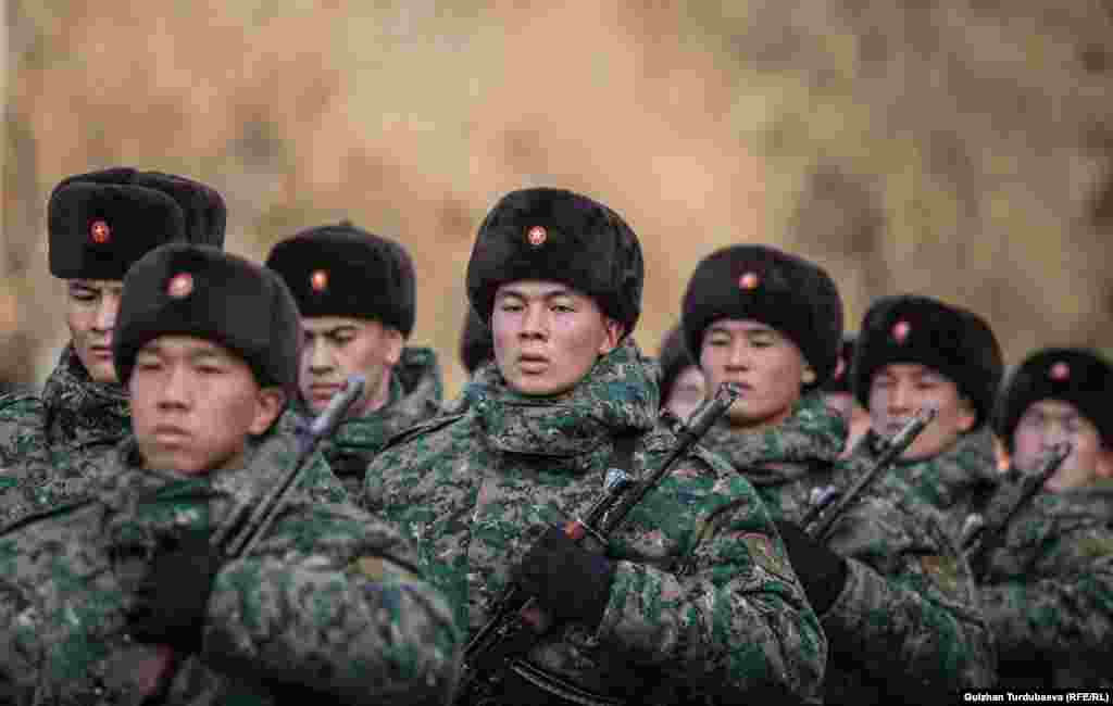 "Global Firepower" уюмунун маалыматы боюнча, Кыргызстанда аскерде кызмат өтөгөн адамдардын жалпы саны 13 миң 700 кишини түзөт.