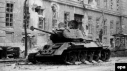 Советский танк на улице Будапешта, 1956 год