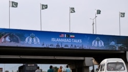 Банэр з рэклямай перамоваў паміж ЗША і Іранам у сталіцы Пакістану Іслямабадзе. 10 красавіка 2026 году