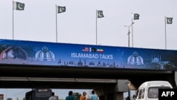 Банэр з рэклямай перамоваў паміж ЗША і Іранам у сталіцы Пакістану Іслямабадзе. 10 красавіка 2026 году