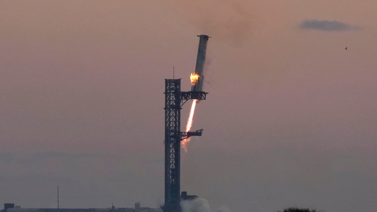 SpaceX запустила корабель Starship і успішно приземлила прискорювач на космодром