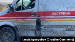 Ілюстраційне фото. Карета швидкої допомоги внаслідок удару російського FPV-дрона на Харківщині, 2025 рік