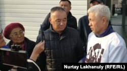 Блогер Азамат Байкенов туралы ақпарат беруді талап етіп Алматы қалалық полиция департаментінің алдына келген белсенділер. 13 наурыз 2020 жыл.