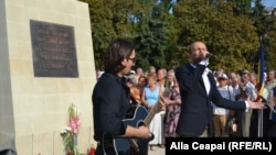 Cristofor Aldea-Teodorovici (la microfon) la un eveniment de inaugurare a unui monument în memoria victimelor deportărilor staliniste.