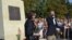 Cristofor Aldea-Teodorovici (la microfon) la un eveniment de inaugurare a unui monument în memoria victimelor deportărilor staliniste.
