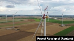 Dizalica podiže rotor na vrh turbine vetroelektrane na severu Francuske, 29. septembar 2022.