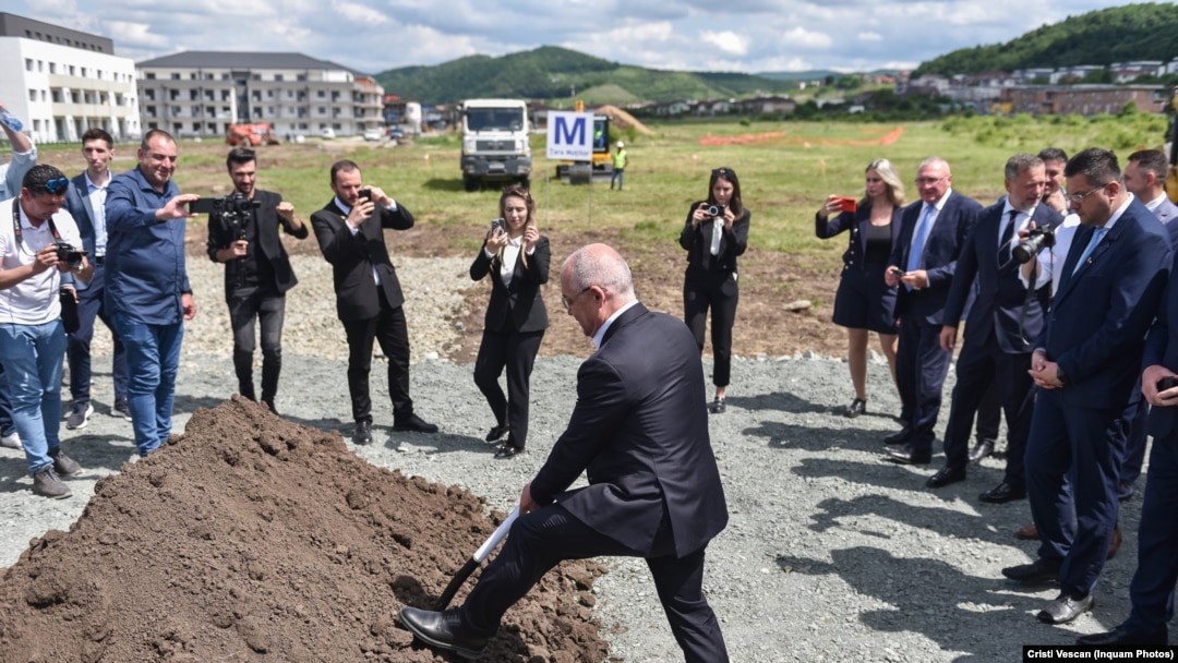 Primarul Emil Boc, la inaugurarea simbolică a lucrărilor la metroul din Cluj, pe 5 iunie 2024. La eveniment au fost și premierul Marcel Ciolacu, ministrul Transporturilor, Sorin Grindeanu și președintele PNL, Nicolae Ciucă.
