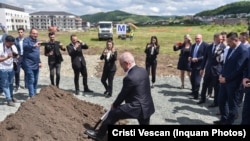 Primarul Emil Boc, la inaugurarea simbolică a lucrărilor la metroul din Cluj, pe 5 iunie 2024. La eveniment au fost și premierul Marcel Ciolacu, ministrul Transporturilor, Sorin Grindeanu și președintele PNL, Nicolae Ciucă.