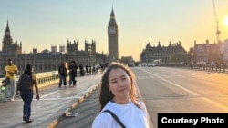 Алина Ийгиликова на лондонской площади. Девушка из Кыргызстана стала соосновательницей стартапа NewNorm в Великобритании