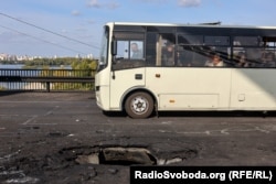 Столична маршрутка проїжджає повз дірку на Північному мості внаслідок удару РФ, 4 жовтня 2026 року