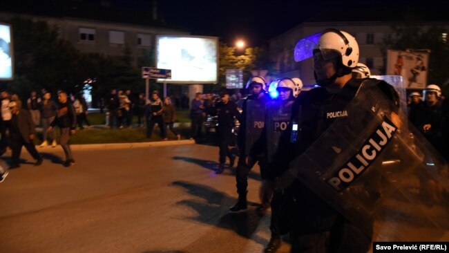 Incidenti u Pljevljima i Nikšiću, povrijeđeni policajci, više privedenih