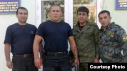Слева на права Махкам Сафаров и Алишер Шехназаров вместе со своими сослуживцами.