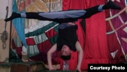 Студент эстрадно-циркового колледжа в городе Алматы Жумат Жанмурзаев во время исполнения трюка. Фото из личного архива. 